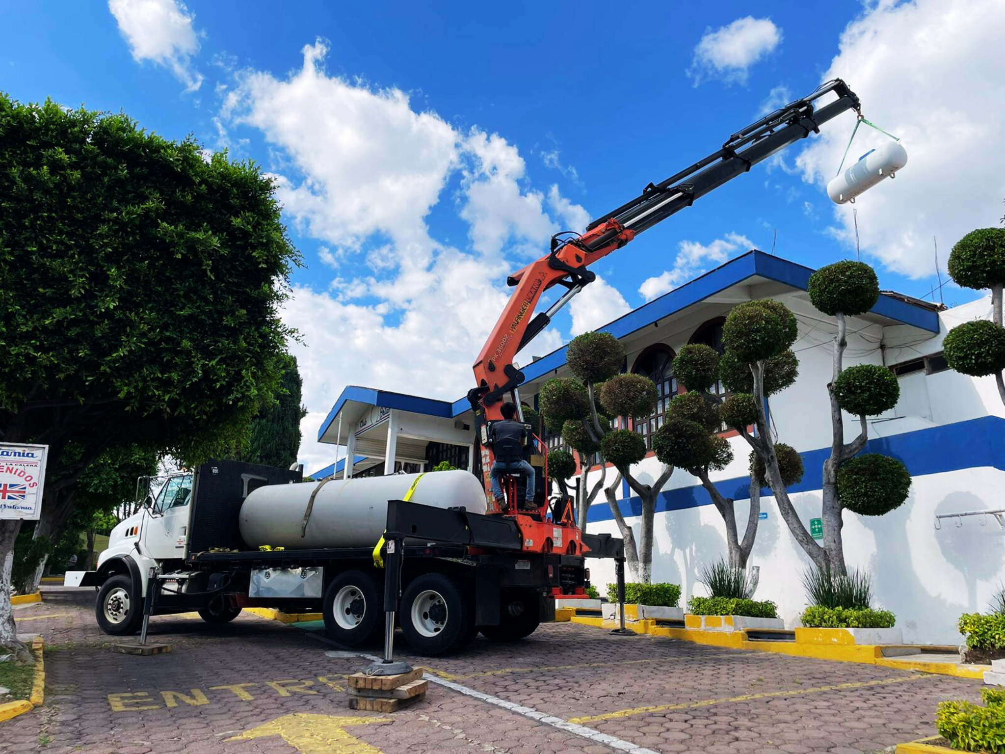 Elevación de tanque estacionario por Marin en grúa hiab